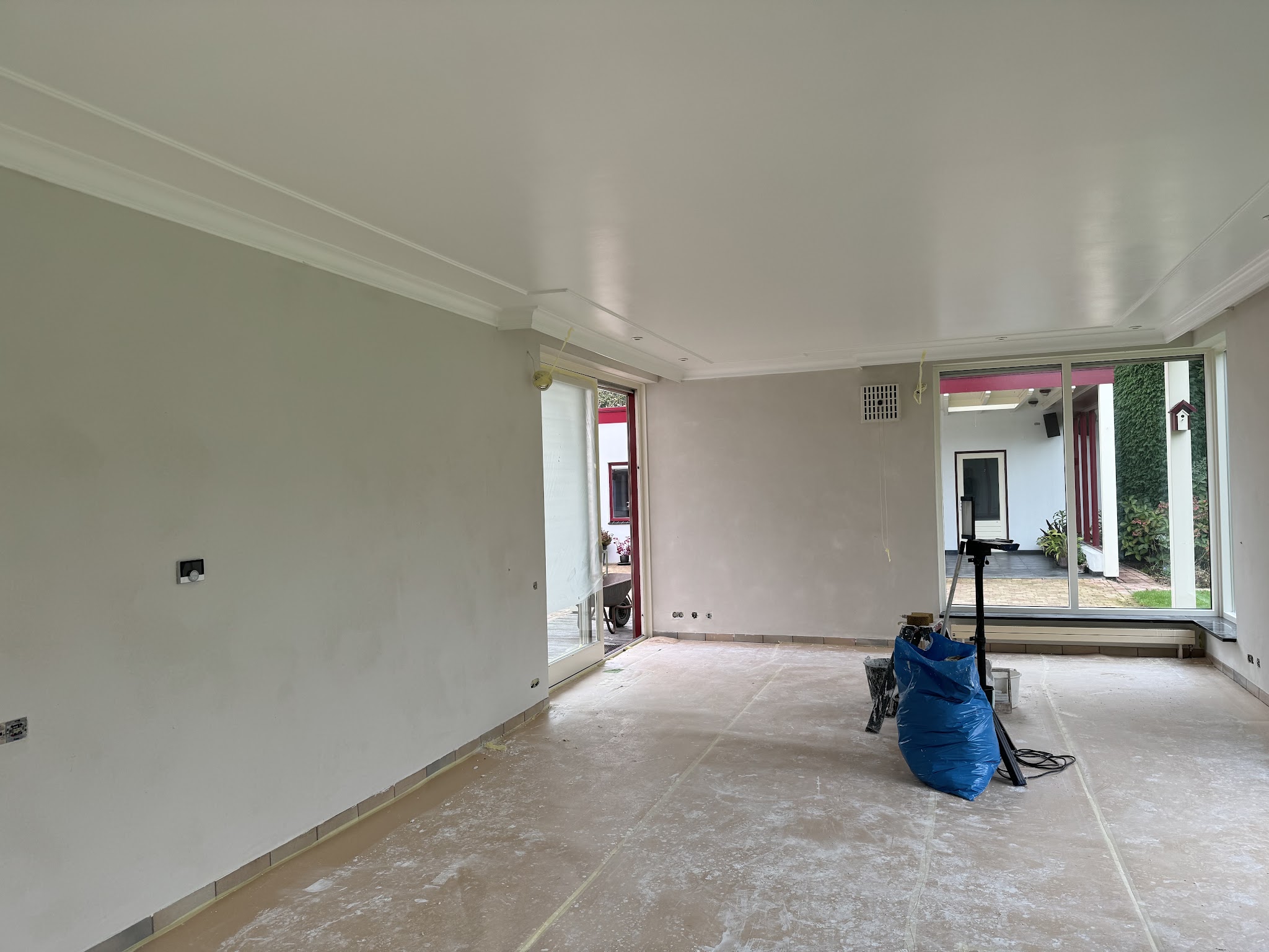 Lichte woonkamer met vers gestucte wanden en plafond