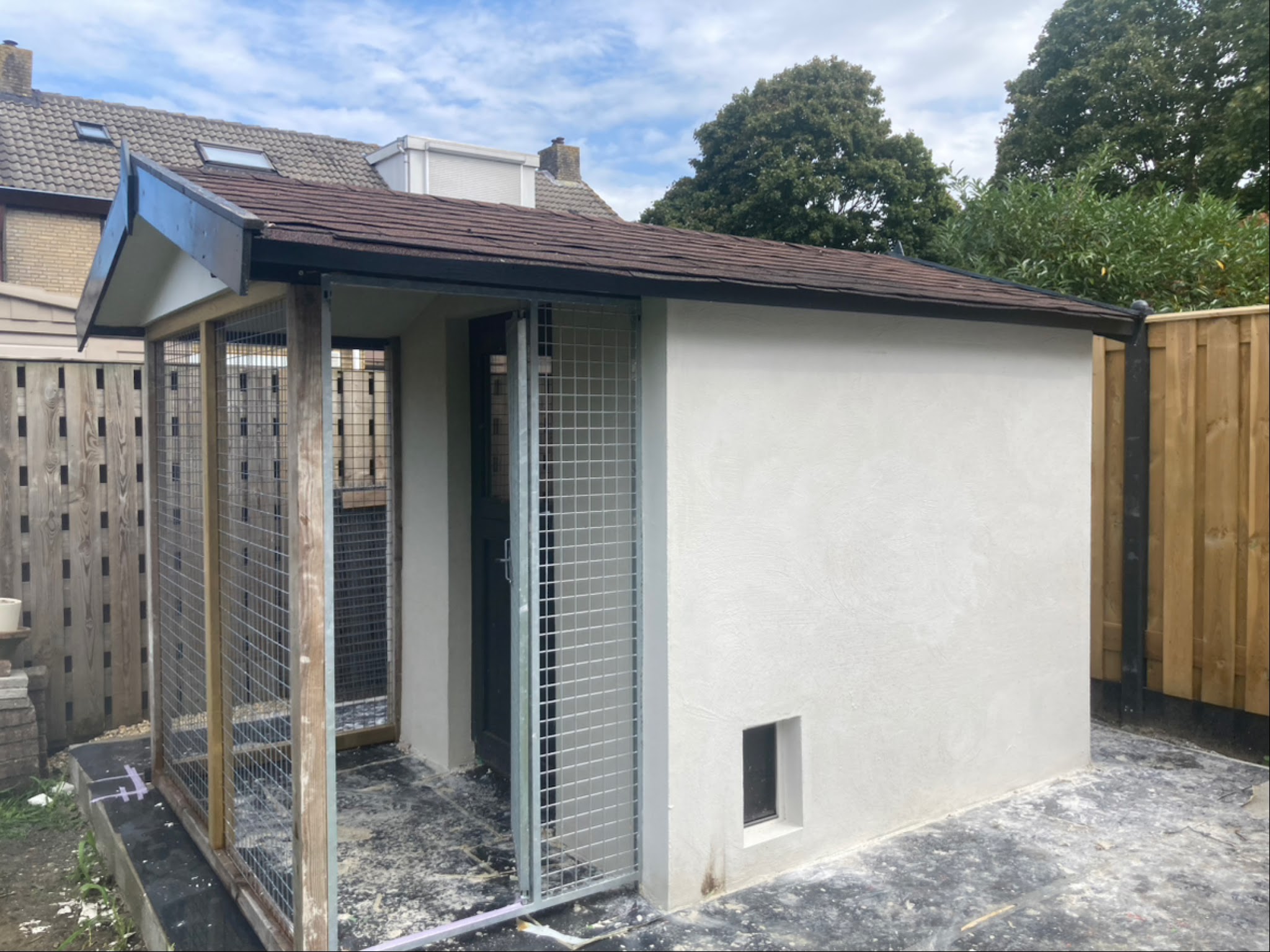 Tuinhuis met gestucte gebroken witte muren