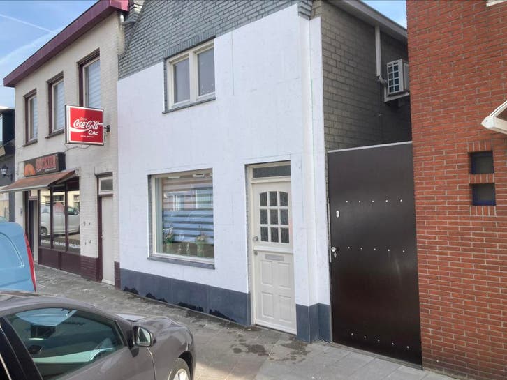 Wit gestucte voorgevel in een winkelstraat