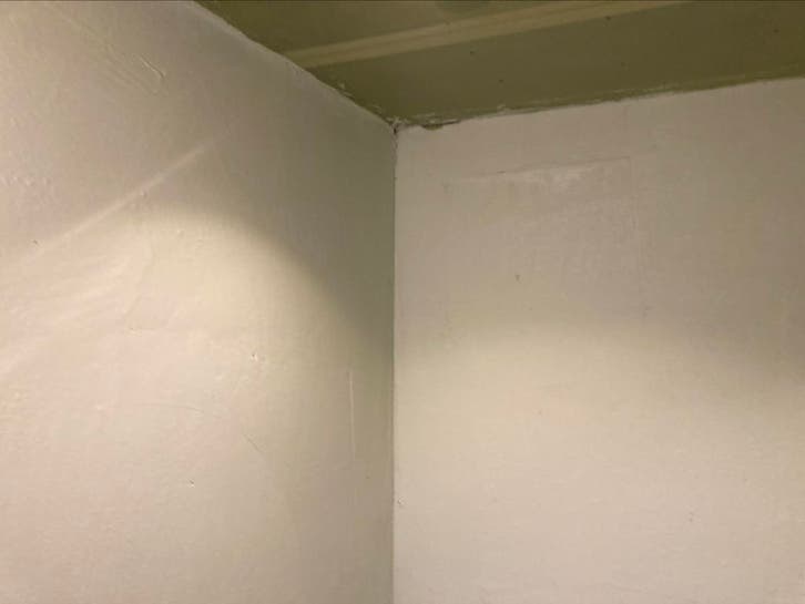 Gladde gestucte binnenhoek van wand en wand