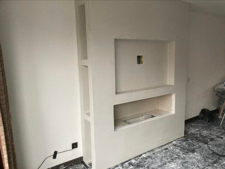 Strak gestucte wand met ingebouwde nissen