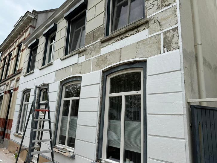 Tijdens: Paneel voor paneel komt de nieuwe gevel tevoorschijn.
