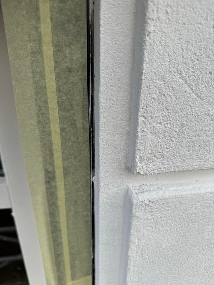Detail van een strakke stucrand met blokverdeling