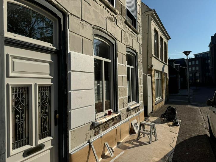 Tijdens: Rond de voordeur, de eerste nieuwe platen zitten erop.