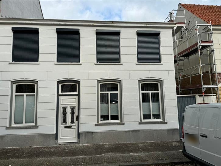 Na: Strak wit, met de blokverdeling terug in de gevel.